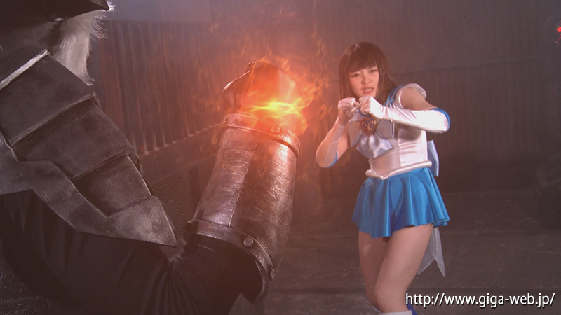 水咲 あゆみは、美少女戦士セーラーシャロンに変身し仲間たちとともに、魔王ザグルスと戦い続けてきた。仲間の中では戦闘能力は一番低いが、高いIQと敵の弱点を分析するバイザーと携帯用コンピューターミニコンを使い一人でも魔物を倒す力をつけていた。セーラー戦士たちの能力が上がってきたことに危機感を感じた魔王ザグルスはセーラー戦士を一人ずつ倒していくことを計画する。そして最初のターゲットにセーラーシャロンを選ぶのだった。様々な鉱石を使って攻撃する魔物クリスタは、セーラーシャロンに襲い掛かり、バイザーとミニコンを壊して戦闘力を奪い、さらにセーラー戦士の力を奪う黒水晶の十字架にセーラーシャロンを磔にし、激しい拷問にかける。セーラーシャロンの運命は！？［BAD END］
